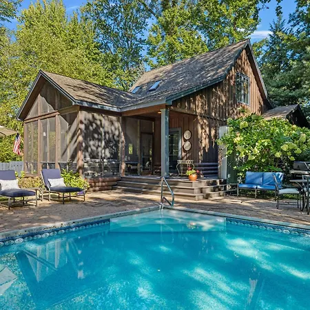 Bella And Dulce'S Lakehouse